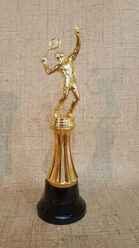 Trofeo Plástico Tenis Masculino Columna Chica Souvenir Bn