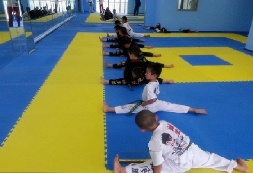 Imagen 3 de 5 de Piso De Goma Eva Tatami 1m X 1m X 2cm Yoga - Azul Y Amarillo