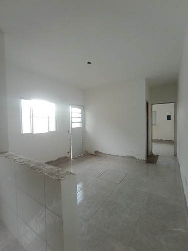 Casa 2 Dormitórios Em Bairro Residencial, Próximo A Comércios, Escolas, Transportes E Muito Mais!