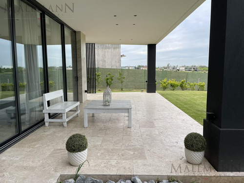 Casa Sobre La Laguna En Pilará La Calesa | Mallmann Propiedades