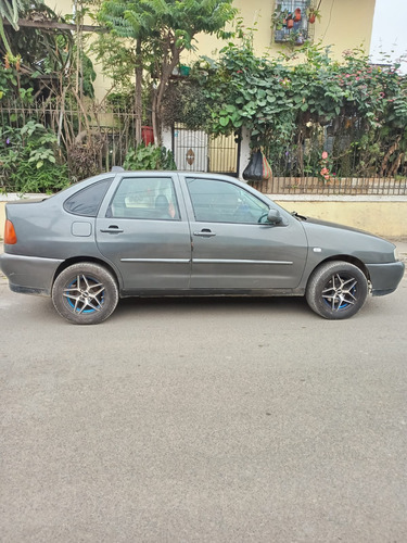 Polo Clasic 1.6 , A Gasolina , Con Aire ,color Gris
