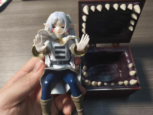 Figura De Frieren Con Baul