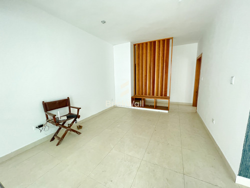 Elegante Casa Con Piscina En Proyecto Cerrado