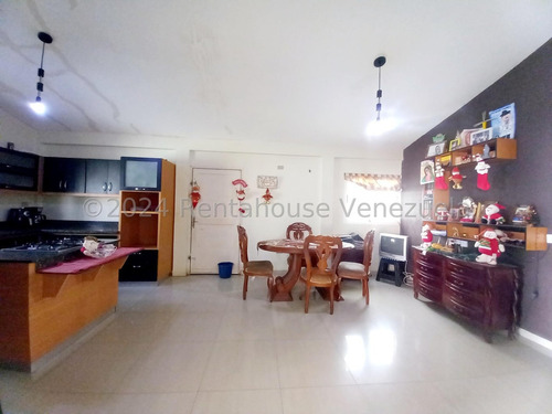 Casa En Venta En Coro En Parcelamiento Privado Sector Los Perozos 24-14635 04r