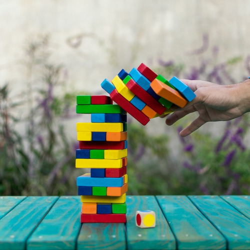 Torre Gigante De Equilibrio De Colores Con Bolsa Y Dado