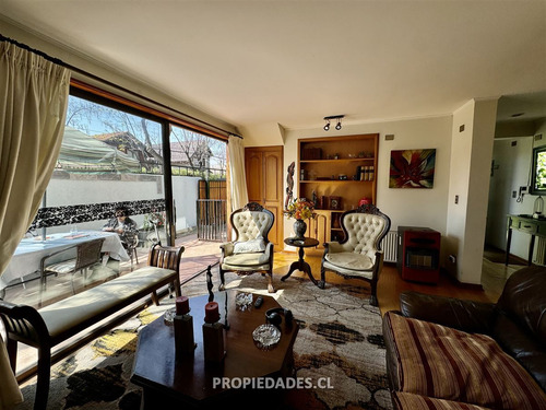 Casa En Venta De 4 Dorm + Servicio En Las Condes