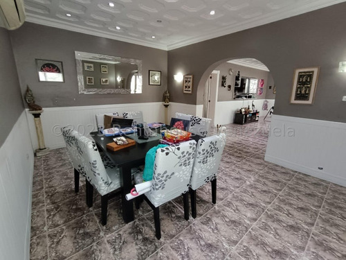 San Bernardino !! Amplia Y Hermosa Casa Totalmente Remodelada, Dividida En 3 Ambientes Independientes, 434 M2 Terreno, 555 M2 Const., 9 Hab., 8 Baños, 7 Pe, 3 Cocinas. Calle Cerrada Vigilancia 24/7 !!