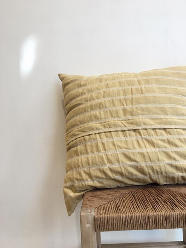 Imagen 4 de 4 de Almohadon Rayas Tussor Maiz 70x60 Cm