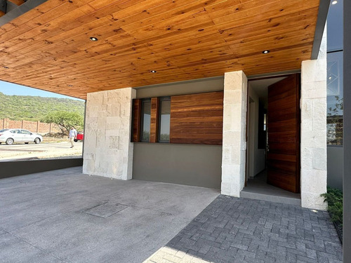 Casas En Venta En Campanario Norte, 3 Recamaras, 4.5 Baños, 