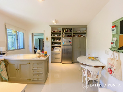 Casa En Playa Mansa- Ref: 1080
