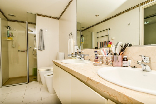Venta De Apartamento De Dos Dormitorios En Suite Más Dependencia De Servicio En Torre Le Parc, Punta Del Este- Ref: 276