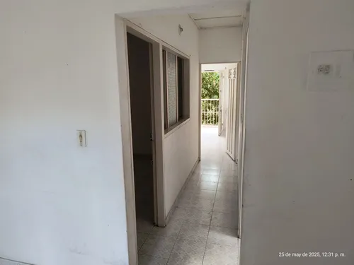 Casa Rentable Con 2 Apartamentos Y Un Local