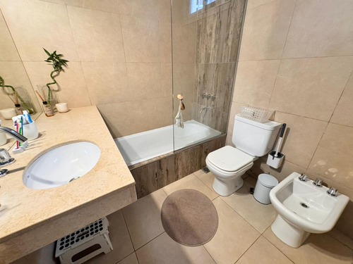 Venta - Casa Pasillo A 2 Cuadras Del Río. 3 Dormitorios Y Patio. Alquila Cochera En Edificio Al Lado
