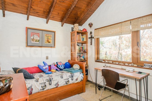 Casa Con Amplios Espacios Y Excelente Iluminación