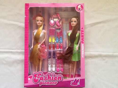 Muñecas Barbies Fashion Con Vestido Zapatos Y Acsesorios.
