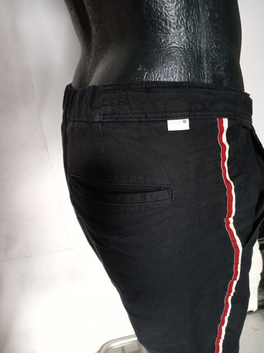 Jogger Leviis 31x30 Negro Y LĂneas Laterales D Color (Usado)
