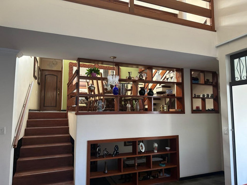 Casa Com Fino Acabamento, Rua Tranquilha, Bairro Nobre, 3 Dormitórios, Uma Suite, Quarto De Empregada.