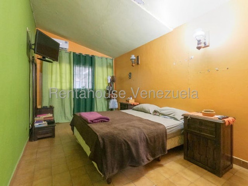 Daniela Linarez Vende Casas En Excelente Urbanismo De Cabudare Posee 226m2 Ademas De Dos Anexos Idependientes Y Se Encuentra En Impecables Condiciones Con Todos Los Servicios Basicos