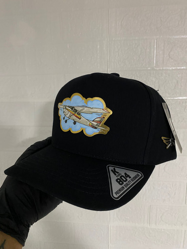 Gorra Avioneta Placa A Color Kamel 804 Visera Semi Curva Negro Ajustable