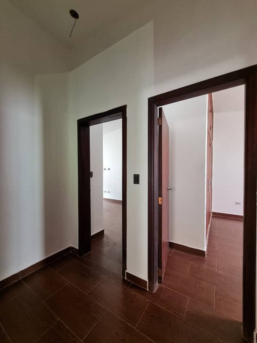 Imagen 8 de 28 de Fernando Perez Vende Casa De Oportunidad En La Urb Los Nisperos Valencia Otros