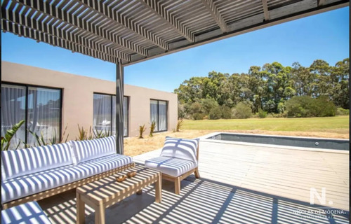 Vende Casa En Pueblo Mio, Manantiales De 4 Dormitorios.