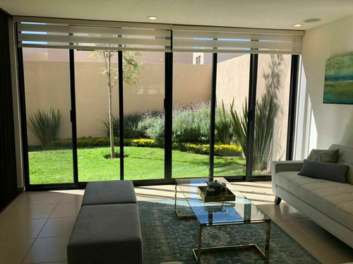 En Venta Casa Entre El Refugio Y Zibata, 139 M2, Gran Jardín, 3 Recamaras