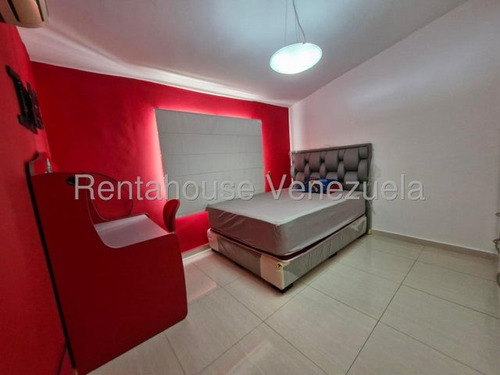 Jip 25-20572. Rentahouse Alquila Encantador Townhouse De 160 Mts2, 4 Hab., 3 Salas De Baños, 2 P/e. Excelente Ubicacion. En Urb. Los Andes, La Victoria.