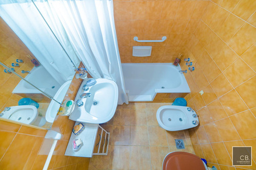 Departamento De 2 Ambientes De 53,73 M2. Piso Alto, Balcón. Cochera Fija. Apto Profesional. Flores