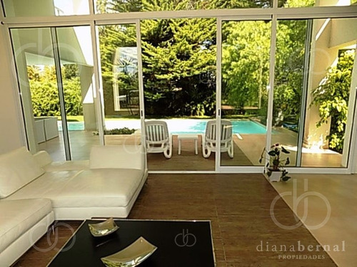 Casa En Mansa, 4 Dormitorios, Piscina Climatizada, En Barrio Privado, Punta Del Este- Ref: 42812