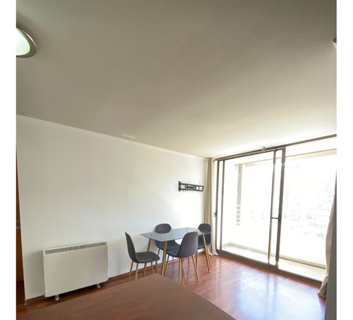 Amplio Departamento, Piso 12, A Pasos Del Metro Santa Lucía