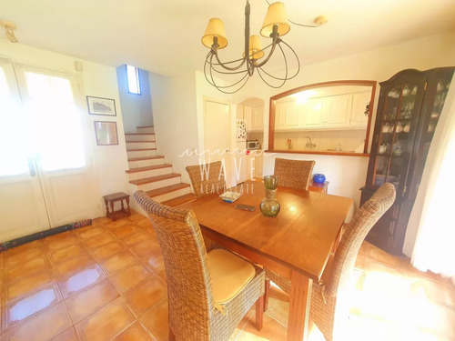 Venta De Casa De 3 Dormitorios, 3 Baños + Casa De Huéspedes En Pinares, Playa Mansa, Punta Del Este.