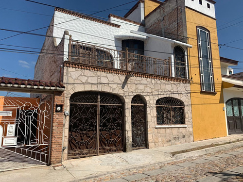 Casa En Venta De 5 Recámaras Con Terraza Lomas De Marfil En 