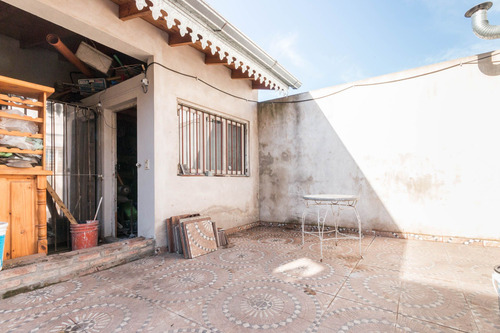 Casa En Venta, Acepta Permuta. 2 Pl. 4 Amb