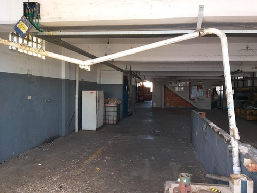 Imagen 24 de 28 de Edificio De Tres Pìsos Con Desarrollo Industrial
