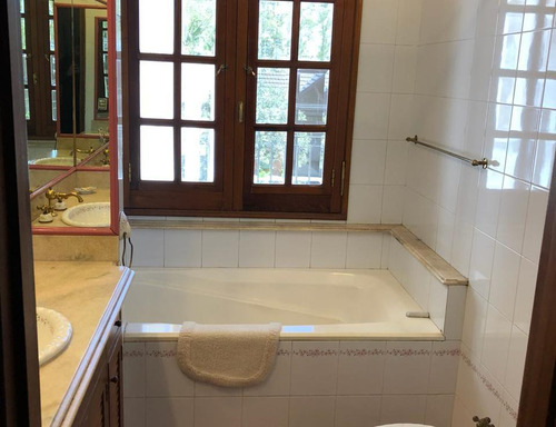 Imponente Casa De Estilo En Alvear Y Mendoza