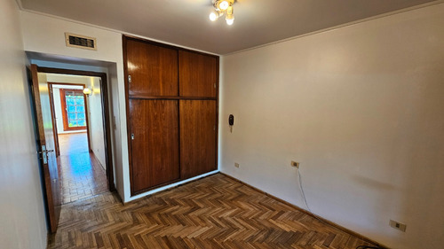 En Venta Chalet De 4 Ambientes Con Dependencia . Barrio San Carlos.