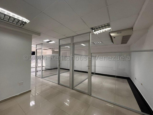 En Alquiler Moderna Oficina En Torre Empresaria, Con 2 A/a De 5 Toneladas C/u, Recepcion Y Sub Dividida En 4 Cubiculos En Vidrios, 2 Salas De Baño Y Mas, Hagamos Negocios, Contactame Dennymar B4b8o69