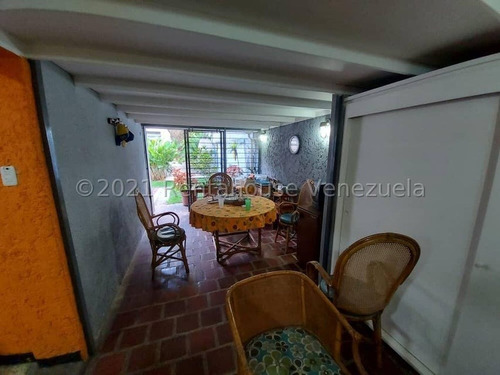 Vendo Amplia Casa De 500 Mts2 Divida En 2....en Colinas De Bello Monte !!! En Calle Cerrada Con Vigilancia Privada, Con Jardín, Estacionamiento, 2 Líneas Telefónicas, Gas Directo, Contactame..!!!!