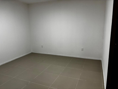 Oportunidad! Vendo Casa Ph Al Frente Totalmente Independiente, Reciclada De 3 Dormitorios, Lavadero Y Amplia Terraza En Azotea, A Pocas Cuadras De Nuevo Centro Shopping.