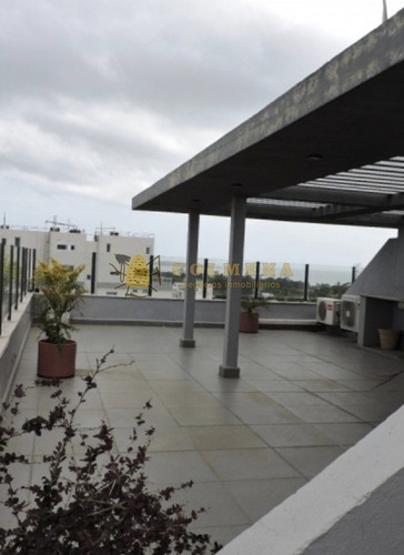 Apto Con Excelente Vista, Cuenta Con Terraza Con Parrillero. Consulte!!!!- Ref: 2525