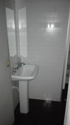 Excelente Local De 200 M2 + 100 M2 De Subsuelo Sobre Peatonal Sarandi
