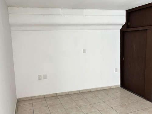 Casa En Venta Con Dictamen De Uso De Suelo Para Oficinas Super Céntrica En Valle Alamada, Querétaro