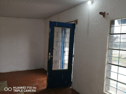 Publicado 5 De Julio De 2025- Por Lopezyhernandos Alquila Monoambiente, Baño Y Patio Con Lugar Para Coche. Centenario 1686
