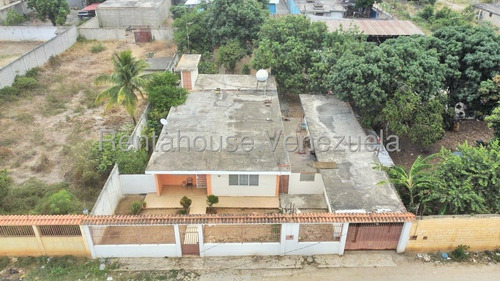 Hermosa Casa Con Buena Distribución Sala Comedor Cocina En Mampostería Pisos De Porcelana Patio Amplio Para Sembrar Arboles Frutales Y Agrandar Mas La Casa Cuenta Con Un Garaje Con Una Habitación