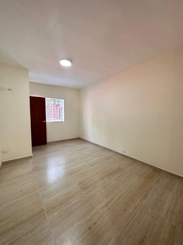 Casa Residencial - Comercial En Alquiler 400 M2 - Urb. El Rosal