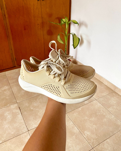 Calzado Zapatillas Crocs De Niña Con Cordones (Usado)