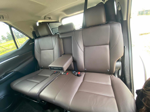 Imagen 8 de 13 de Toyota Sw4 2016 2.8 Srx 177cv 4x4 7as At