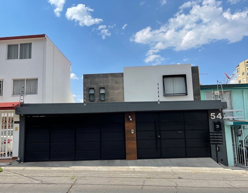 Imagen 1 de 11 de Linda Casa Remodelada En Lomas Verdes!