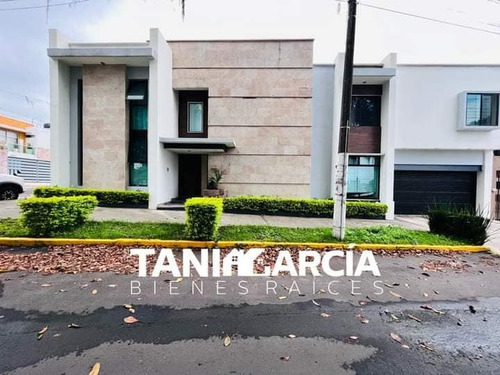 Vendo Casa Excelente Ubicación, Frente A Plaza Shangrila