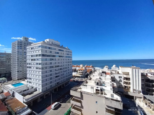 Vende Apartamento De 2 Dormitorios Con Vista Al Mar, Punta Del Este. 